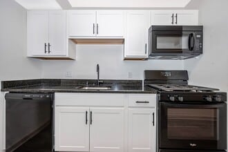 Hilltop Apartments in New Carrollton, MD - Foto de edificio - Building Photo