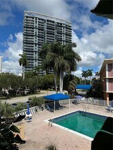 26 Diplomat Pkwy, Unit 2248 in Hallandale Beach, FL - Foto de edificio - Building Photo