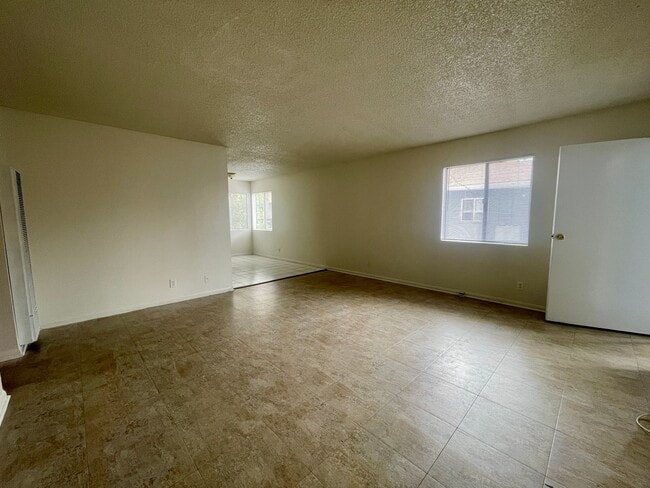 545 E 11th St in Long Beach, CA - Building Photo - Building Photo