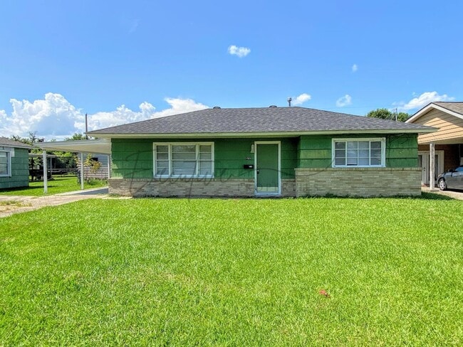 property at 1521 E School St