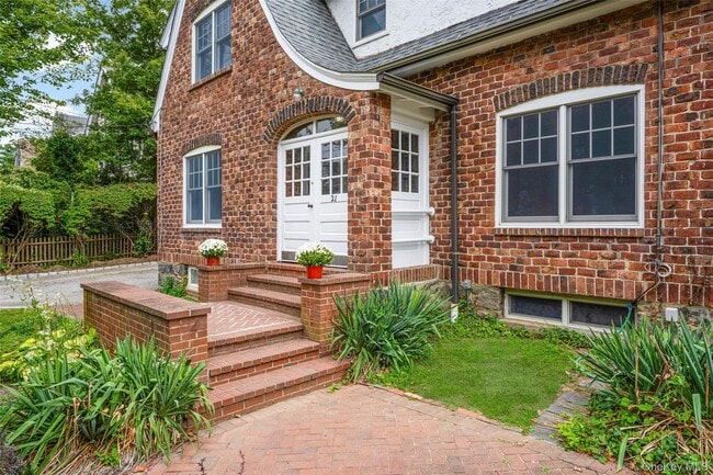21 Forest Park Ave in Larchmont, NY - Building Photo - Building Photo