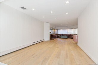 70 Shelley Ln in Great Neck, NY - Building Photo - Building Photo