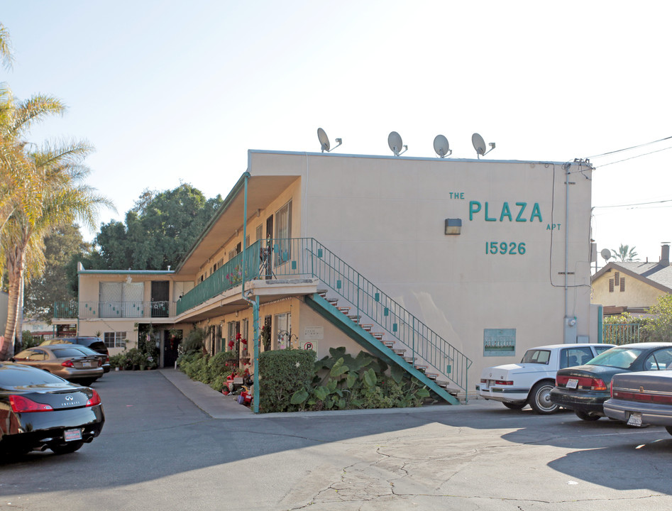 The Plaza Apt in Bellflower, CA - Building Photo