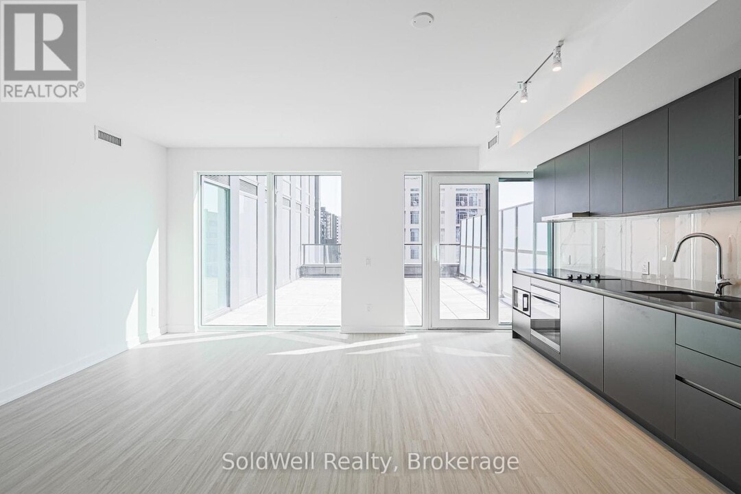 8-908 Wellesley St W in Toronto, ON - Building Photo