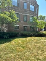 330 Barton Ave, Unit G in Evanston, IL - Building Photo