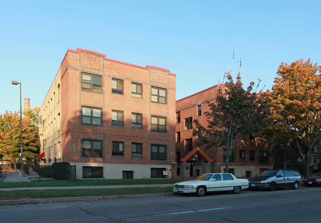 2730 Portland Ave S in Minneapolis, MN - Foto de edificio