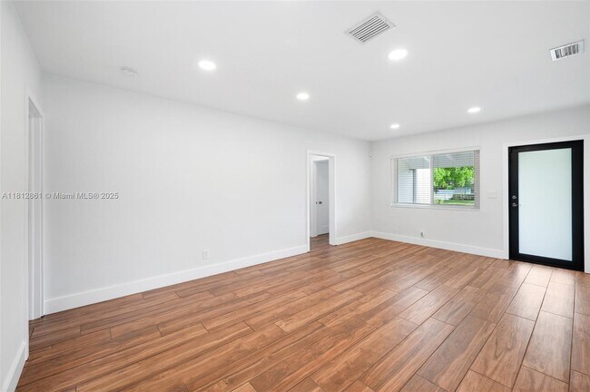 5775 SW 28th St in Miami, FL - Building Photo - Building Photo