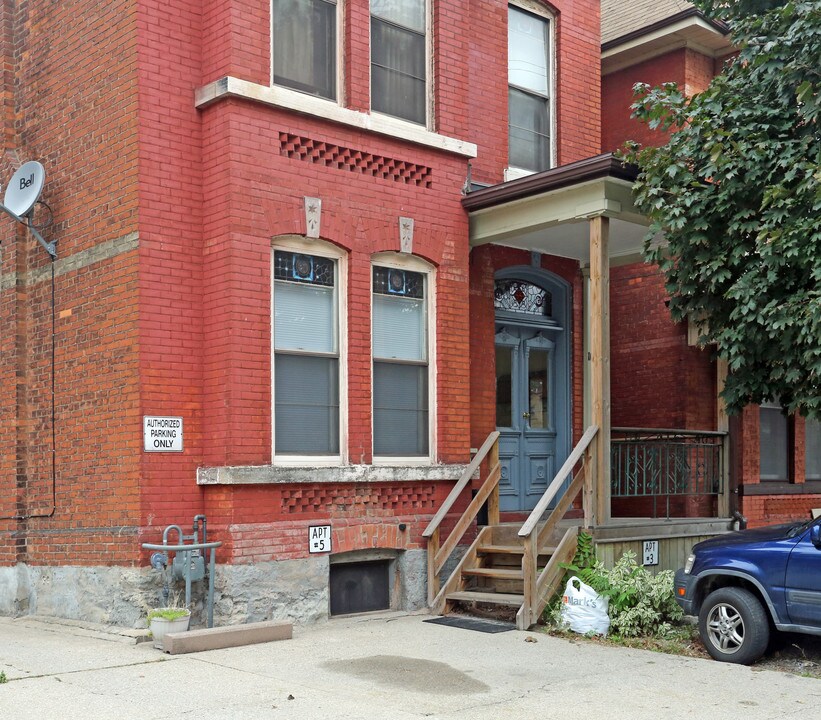 108 Wentworth St S in Hamilton, ON - Building Photo