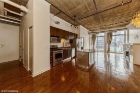 111 S Morgan St, Unit 821 in Chicago, IL - Foto de edificio - Building Photo