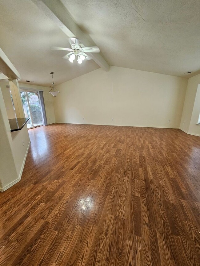 1069 Pittview Ave in Central Point, OR - Building Photo - Building Photo