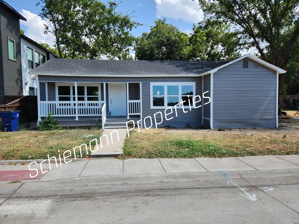 202 N Getzendaner St in Waxahachie, TX - Building Photo