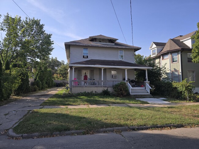 320 Highland Ave in Beloit, WI - Foto de edificio - Building Photo