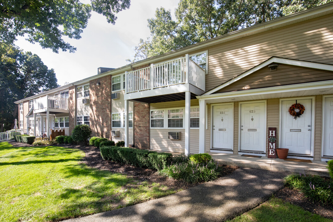Pinewood Village in Coram, NY - Foto de edificio