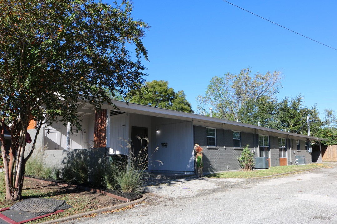 410 Flats in Bryan, TX - Building Photo