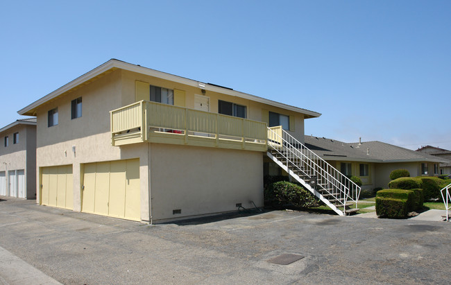 16692 Bartlett Ln in Huntington Beach, CA - Building Photo - Building Photo