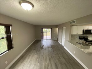 3396 Foxcroft Rd in Miramar, FL - Building Photo - Building Photo