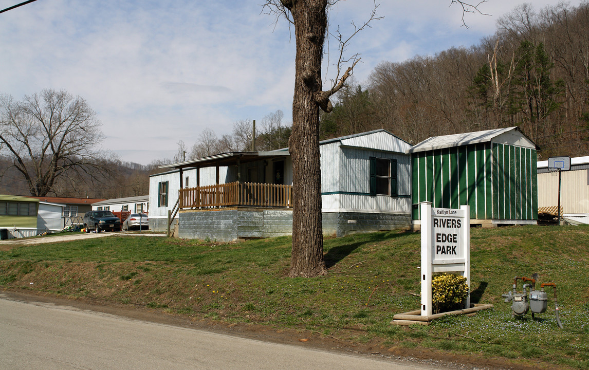 Old River Rd in Madison, WV - Building Photo