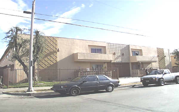 Willis Villas Apartments in Panorama City, CA - Building Photo - Building Photo