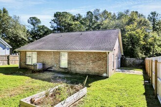 1119 Huger St in Moncks Corner, SC - Foto de edificio - Building Photo