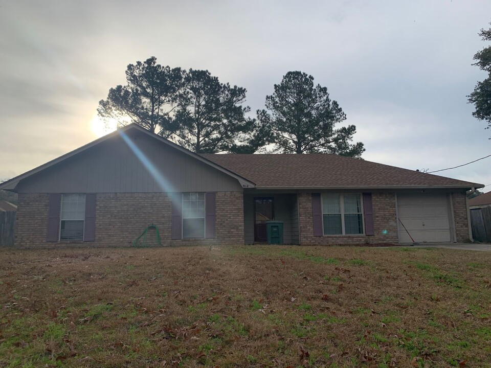 914 Granger Dr in Hinesville, GA - Building Photo