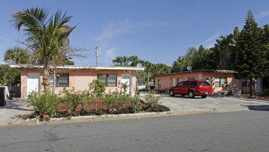 521-525 46th St in West Palm Beach, FL - Building Photo - Building Photo