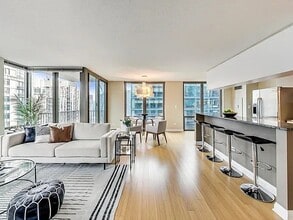 2 E Erie St in Chicago, IL - Building Photo - Building Photo