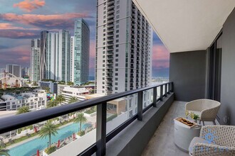 601 NE 1st Ave in Miami, FL - Building Photo - Building Photo