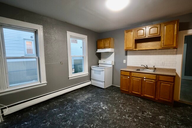 660 W Main St in New Britain, CT - Building Photo - Building Photo