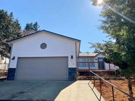 119 SW Regulator St in Cascade Locks, OR - Building Photo