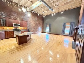 318 N Main St in Bloomington, IL - Building Photo