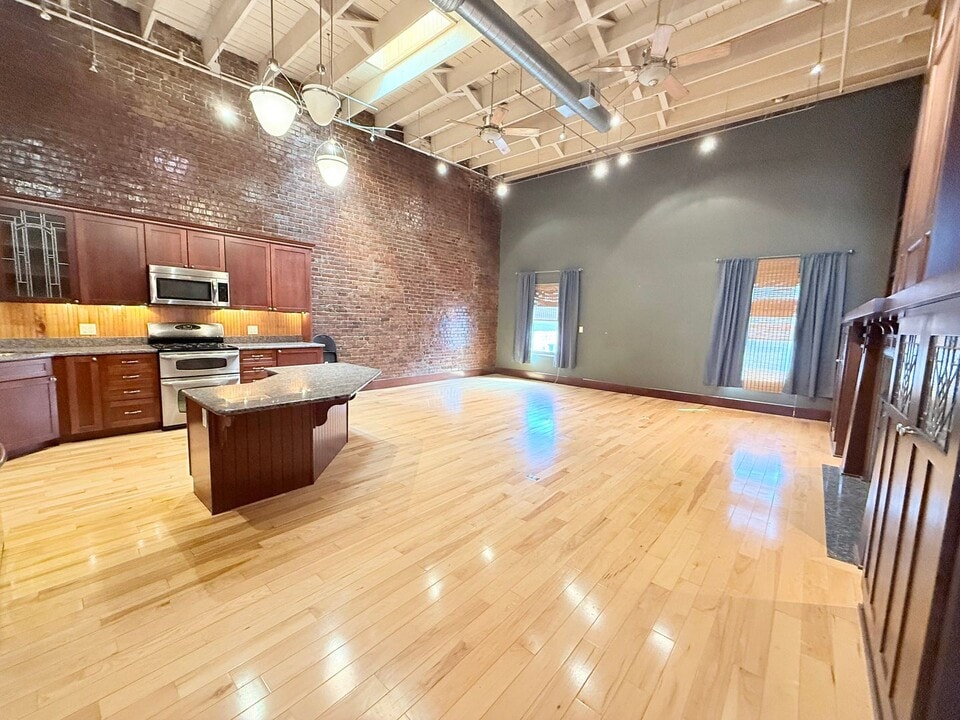 318 N Main St in Bloomington, IL - Building Photo