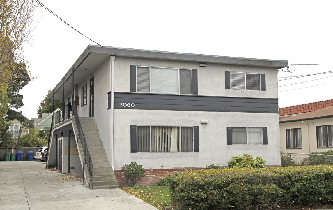 2060 Buena Vista Ave in Alameda, CA - Foto de edificio
