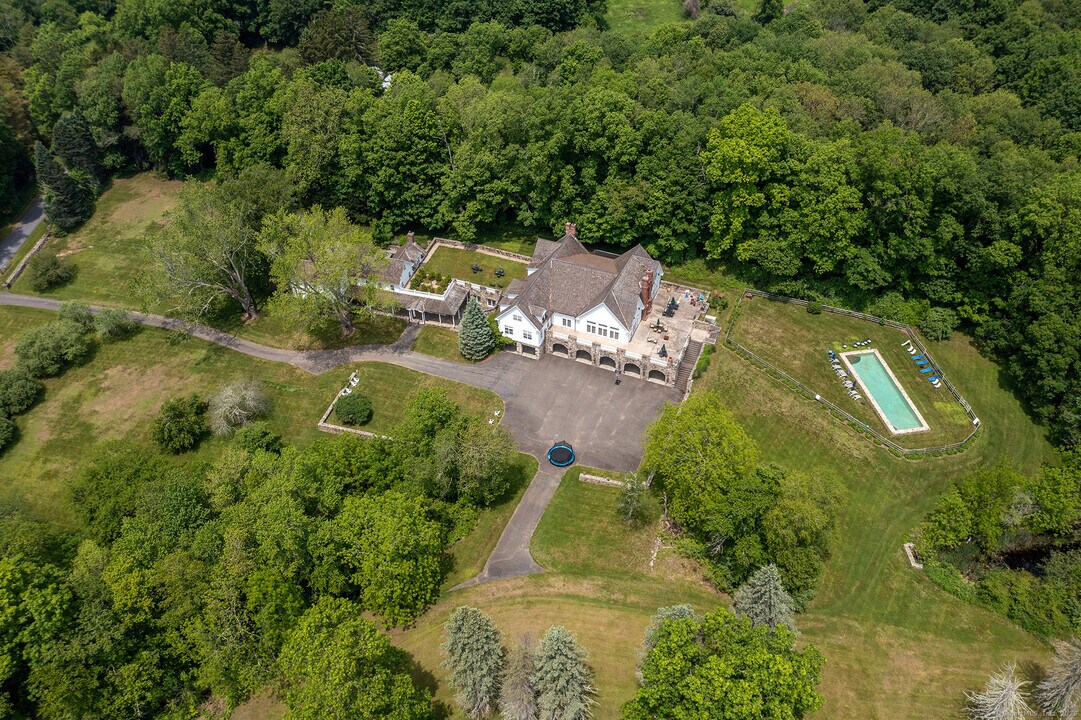 10 Sunny Ridge Rd in Washington, CT - Building Photo