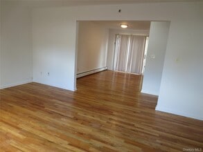 4 Oxford Ct in Suffern, NY - Building Photo - Building Photo