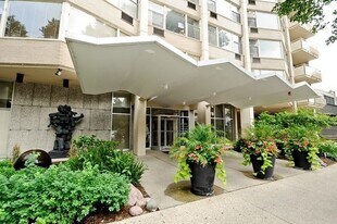 555 W Cornelia Ave, Unit 1107 in Chicago, IL - Building Photo