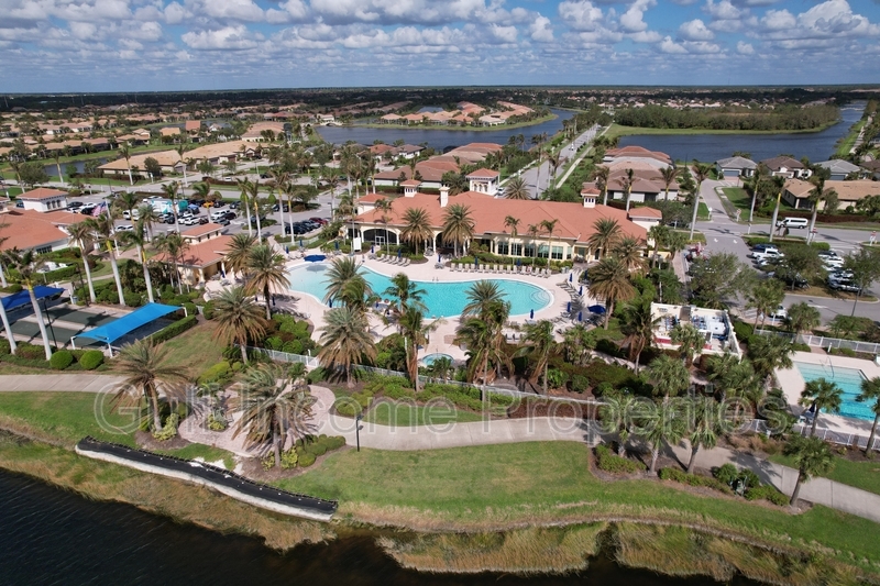 19256 Jalisca Street in Venice, FL - Foto de edificio