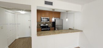 8180 Geneva Ct in Doral, FL - Building Photo