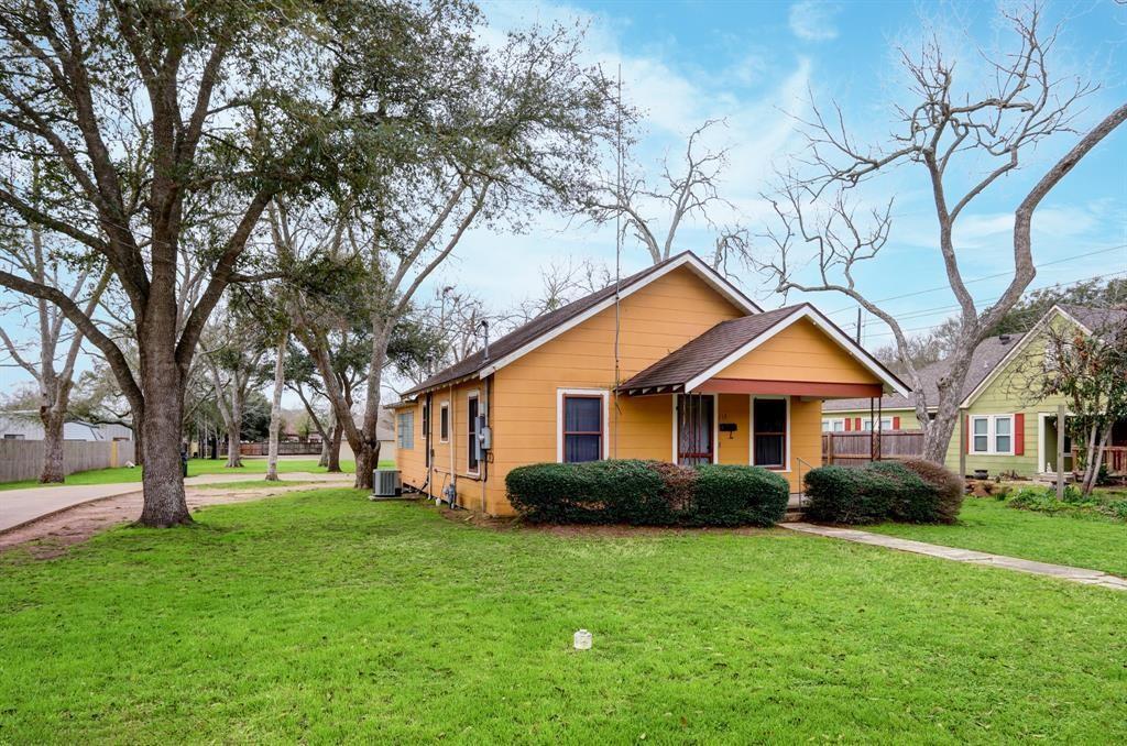 613 West St in Sealy, TX - Building Photo
