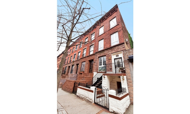 Townhouse in New York, NY - Building Photo