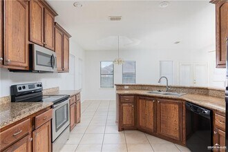 1426 Bianca St in Edinburg, TX - Building Photo - Building Photo