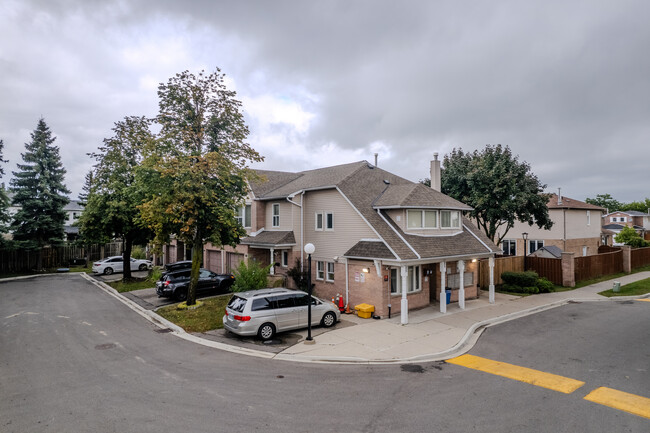 Garden Gate Circle in Brampton, ON - Building Photo - Building Photo