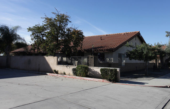 24221 Postal Ave in Moreno Valley, CA - Foto de edificio - Building Photo