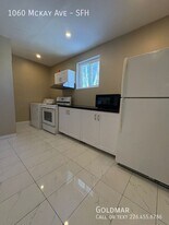 1060 McKay Ave in Windsor, ON - Building Photo