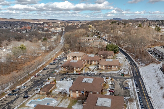 Crown Village in Meriden, CT - Foto de edificio - Building Photo