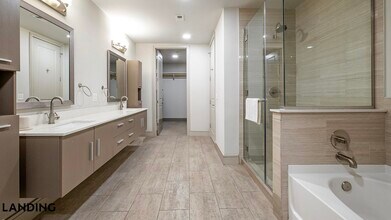 1414 Wood Hollow Dr, Unit 1-717 in Houston, TX - Foto de edificio - Building Photo