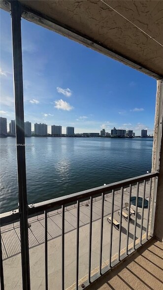 17500 N Bay Rd in Sunny Isles Beach, FL - Foto de edificio - Building Photo