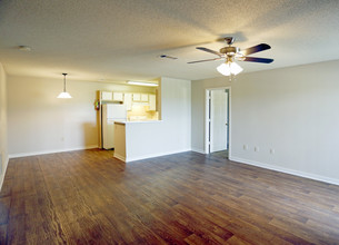 Azalea Ridge Apartments in Walls, MS - Building Photo - Interior Photo