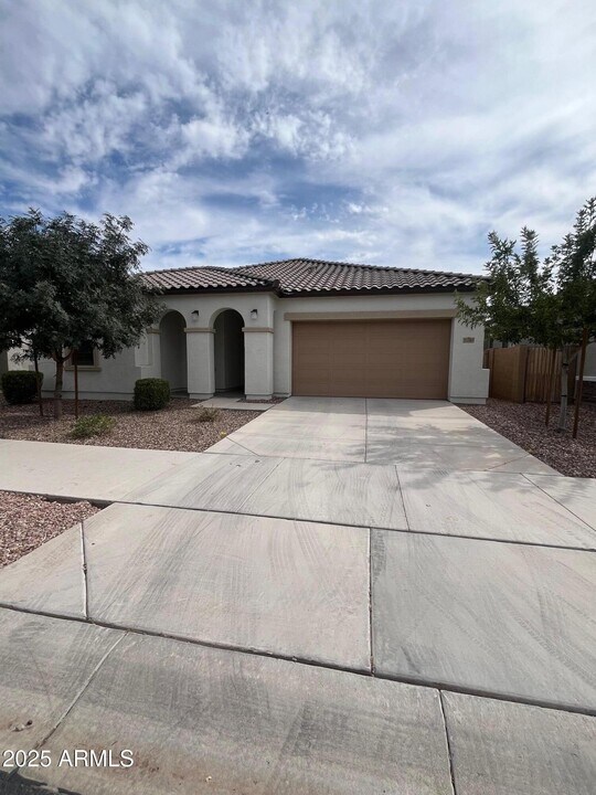 21087 E Poco Calle in Queen Creek, AZ - Foto de edificio