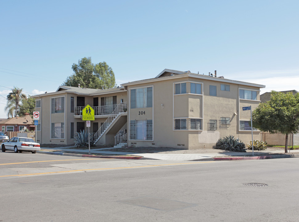 305 E 95th St in Los Angeles, CA - Building Photo