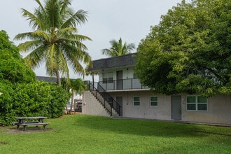 River Oaks Apartments in Oakland Park, FL - Foto de edificio - Building Photo